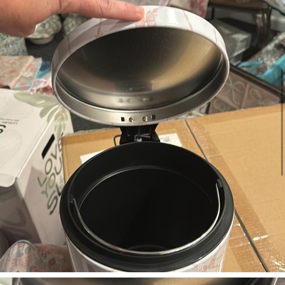 Small white garbage can with pink bows - Picture 7 of 7